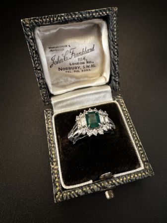 Anello  in  Platino  con  Smeraldo  e  Diamanti  